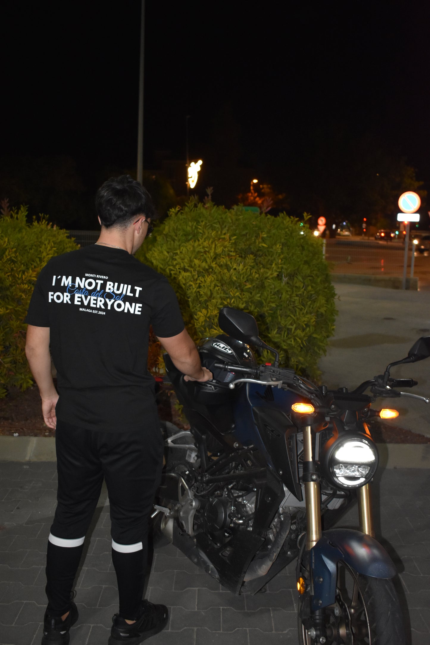 BLACK & BLUE T-SHIRT ¨I´M NOT BUILT FOR EVERYONE¨